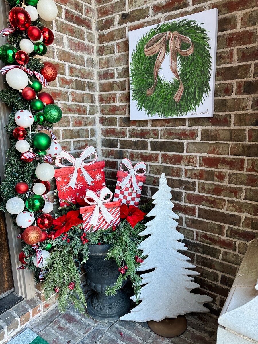 The Round Top Collection Large Classic Red & White Gifts