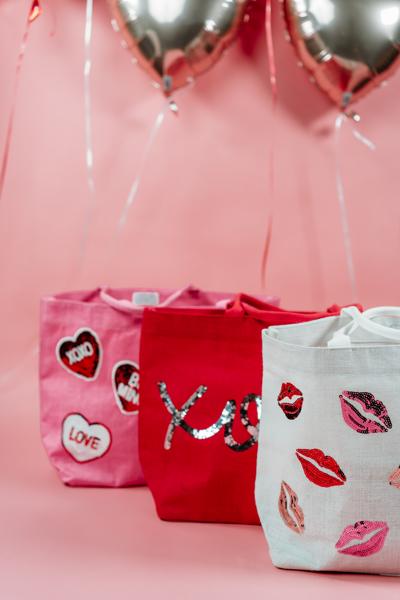 MUD PIE VALENTINE'S LIPS SPARKLE TOTE BAG