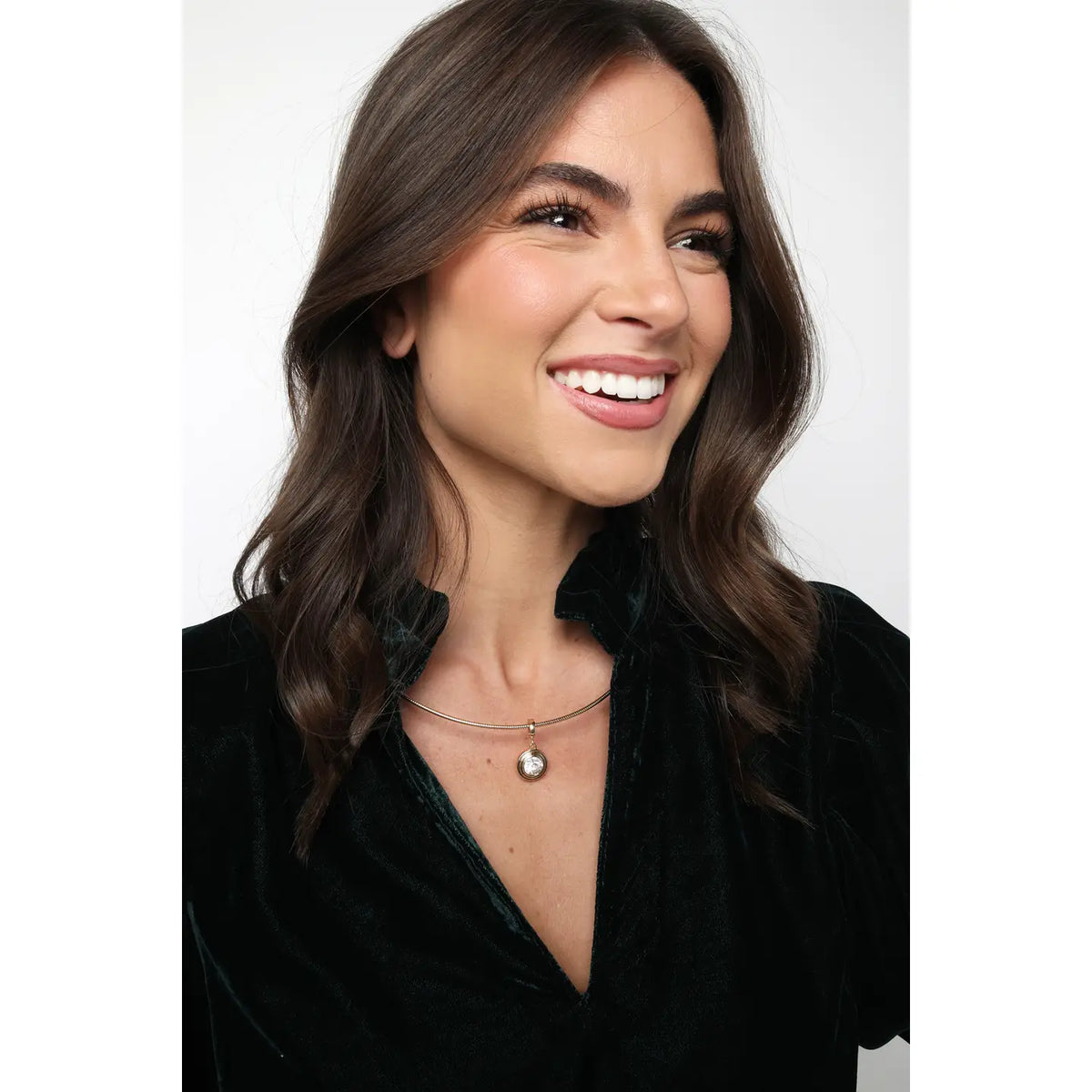 Canvas Style Bezel Pendant Skinny Collar Necklace in Shiny Gold