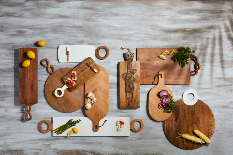 MUD PIE FOOTED TWISTED HANDLE BOARD