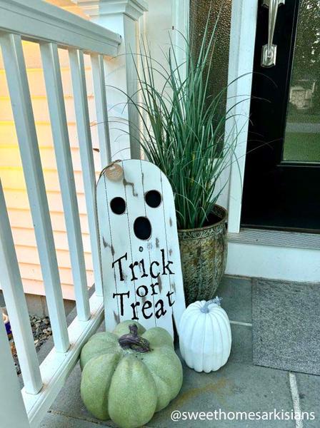 MUD PIE GHOST LIGHT-UP DOOR HANGER