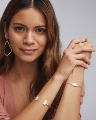 KENDRA SCOTT ELAINA DELICATE CHAIN BRACELET GOLD IVORY MOTHER OF PEARL