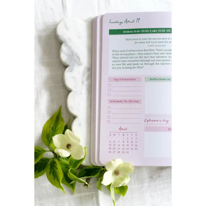 Read Through the Bible in A Year Planner: 2026 Edition