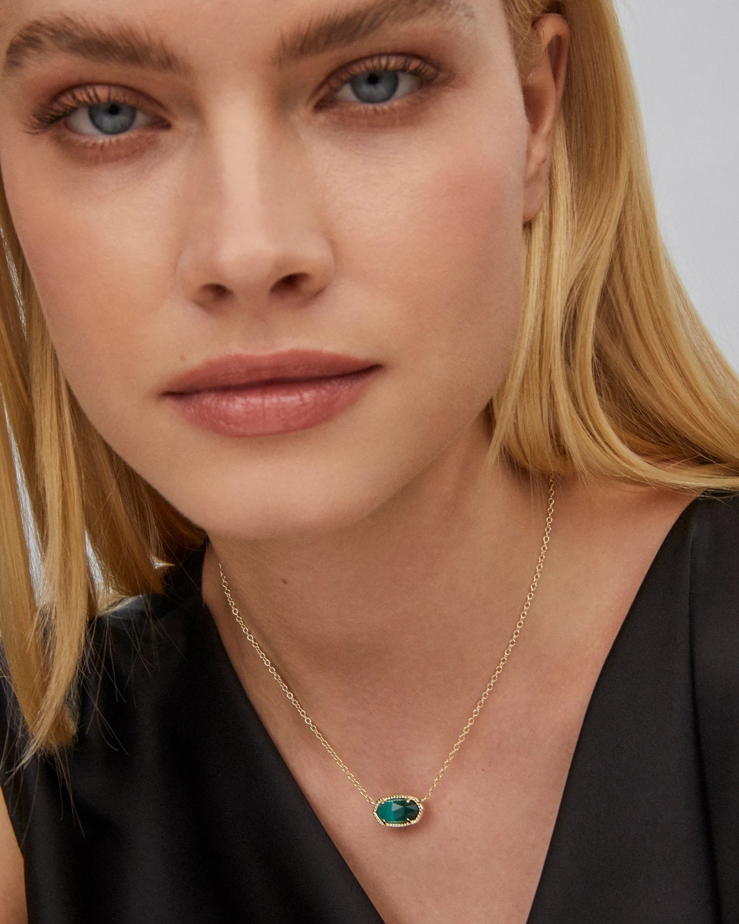 Kendra Scott Elisa Gold Pendant Necklace in Emerald Cat’s Eye