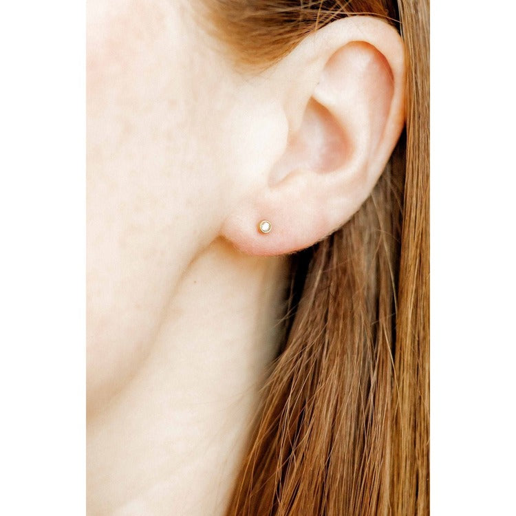 LINNY CO Screwback Stud Earrings - Micro Cooper Clear Gold