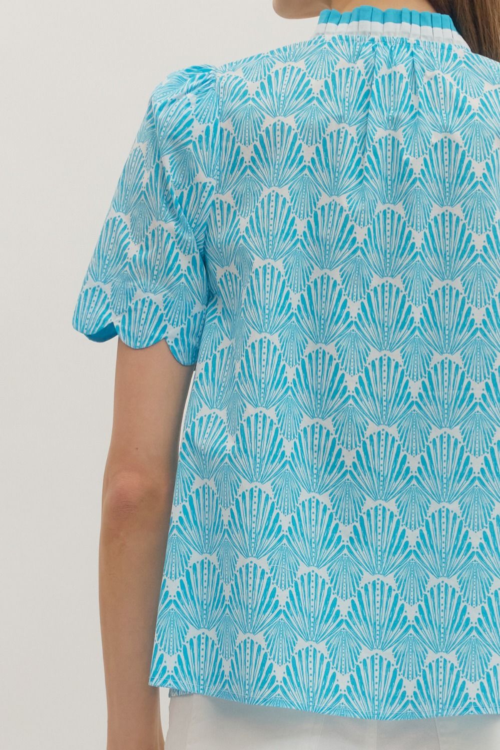 Entro Geometric Print Pleated Band V-Neck Short Sleeve Top