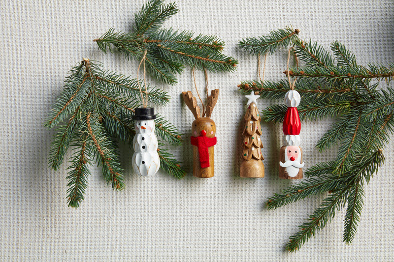 MUD PIE TREE CARVED PEG ORNAMENT