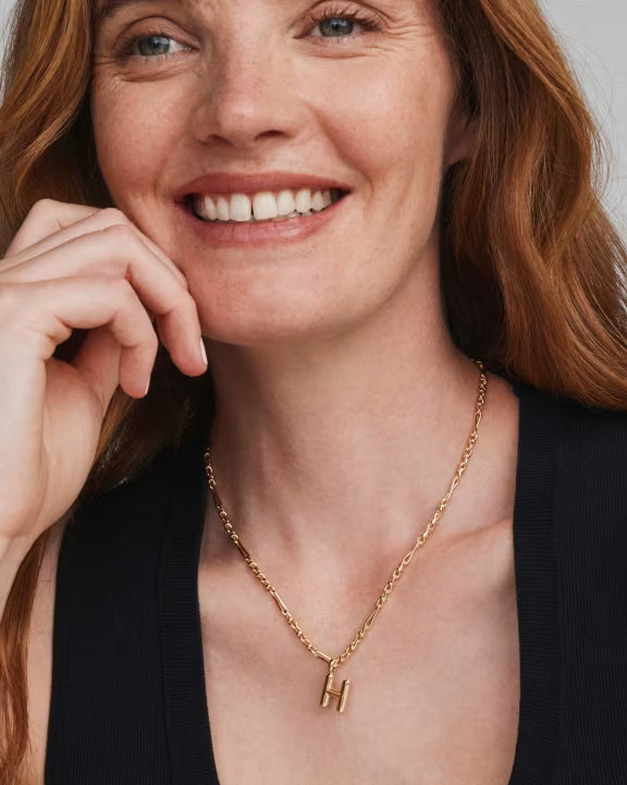 KENDRA SCOTT BUBBLE LETTER H SHORT PENDANT NECKLACE GOLD